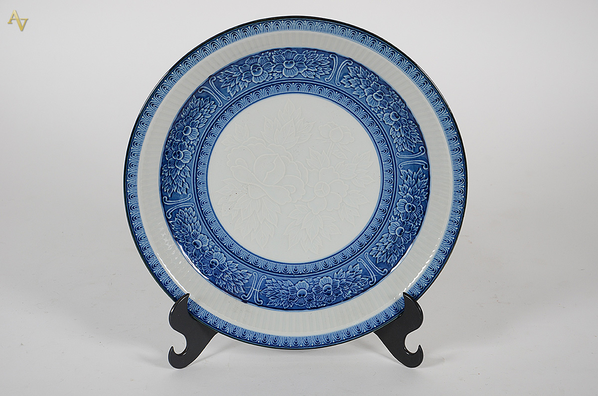 Medalhão oriental de porcelana azul e branco, flores ao centro com... - foto 1 de 2
