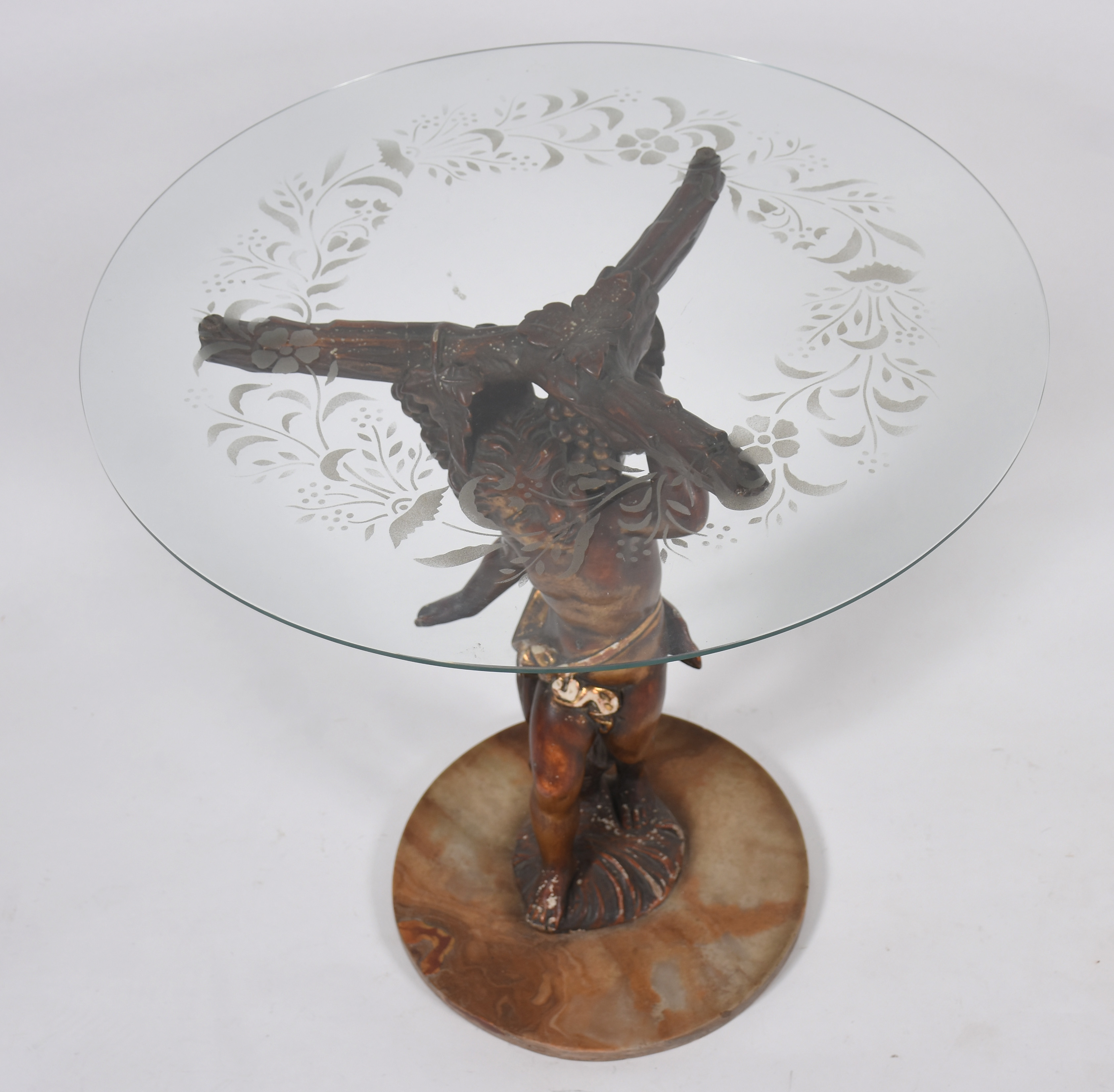 Mesa com base na forma de anjo em madeira entalhada e patinada de... - foto 2 de 6