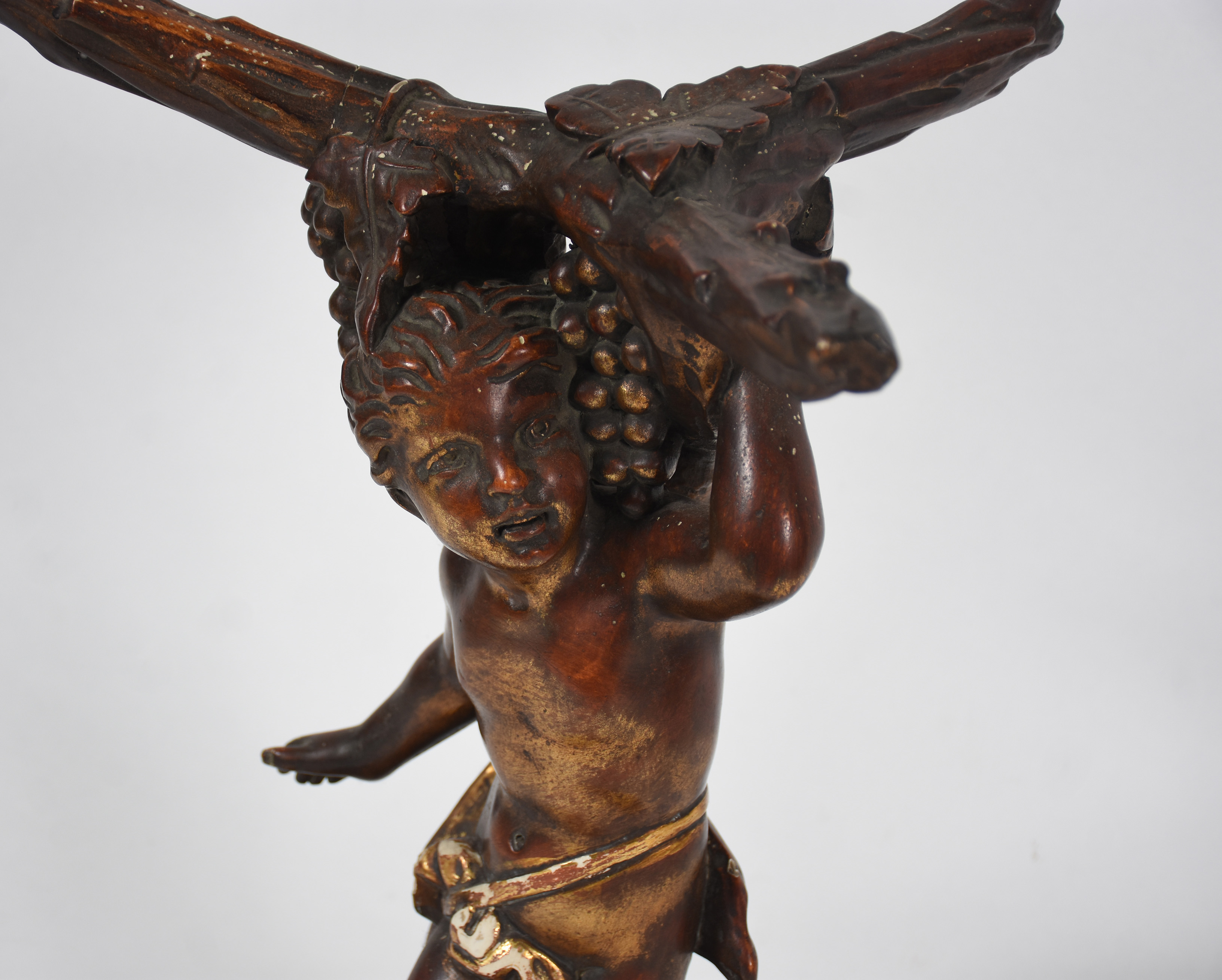 Mesa com base na forma de anjo em madeira entalhada e patinada de... - foto 4 de 6