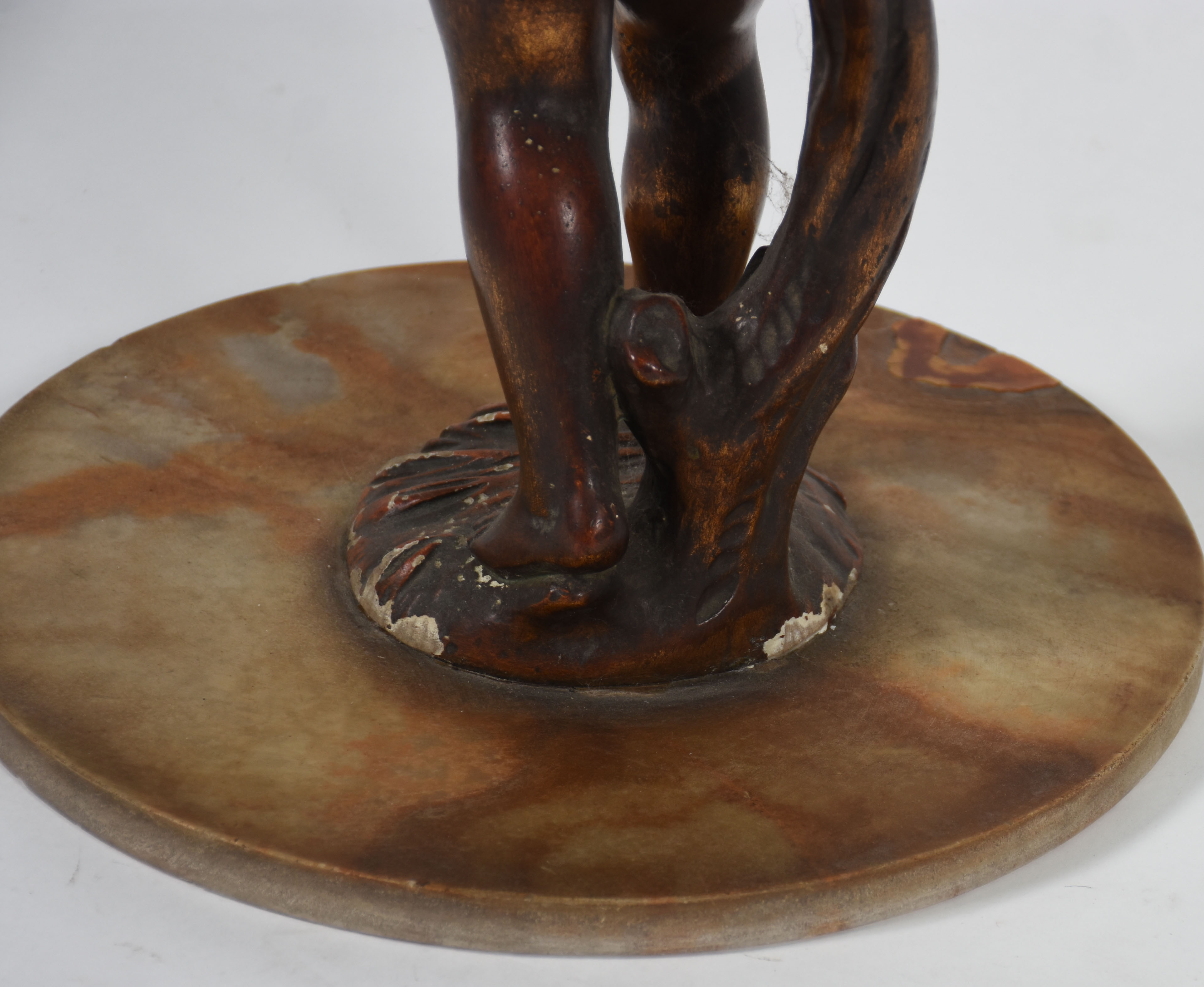 Mesa com base na forma de anjo em madeira entalhada e patinada de... - foto 6 de 6
