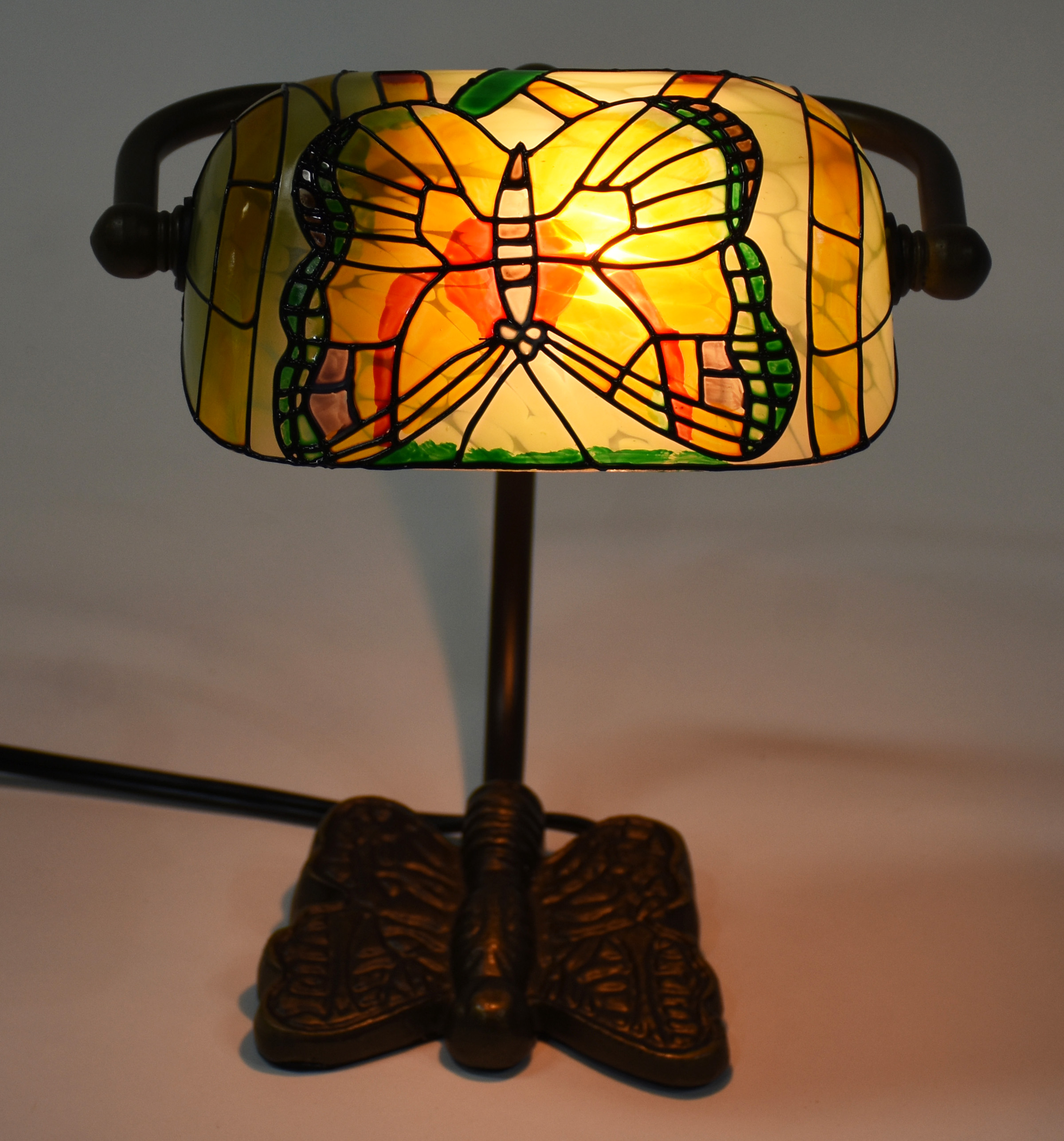 Luminária de mesa com base de metal e cúpula de vidro multicor... - foto 3 de 4