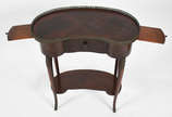 Mesa auxiliar no feitio "rim", grade de metal, ... - Mesa auxiliar no feitio "rim", grade de metal, uma gavetinha e platô inferior. Laterais com pequenas pranchas deslizantes.