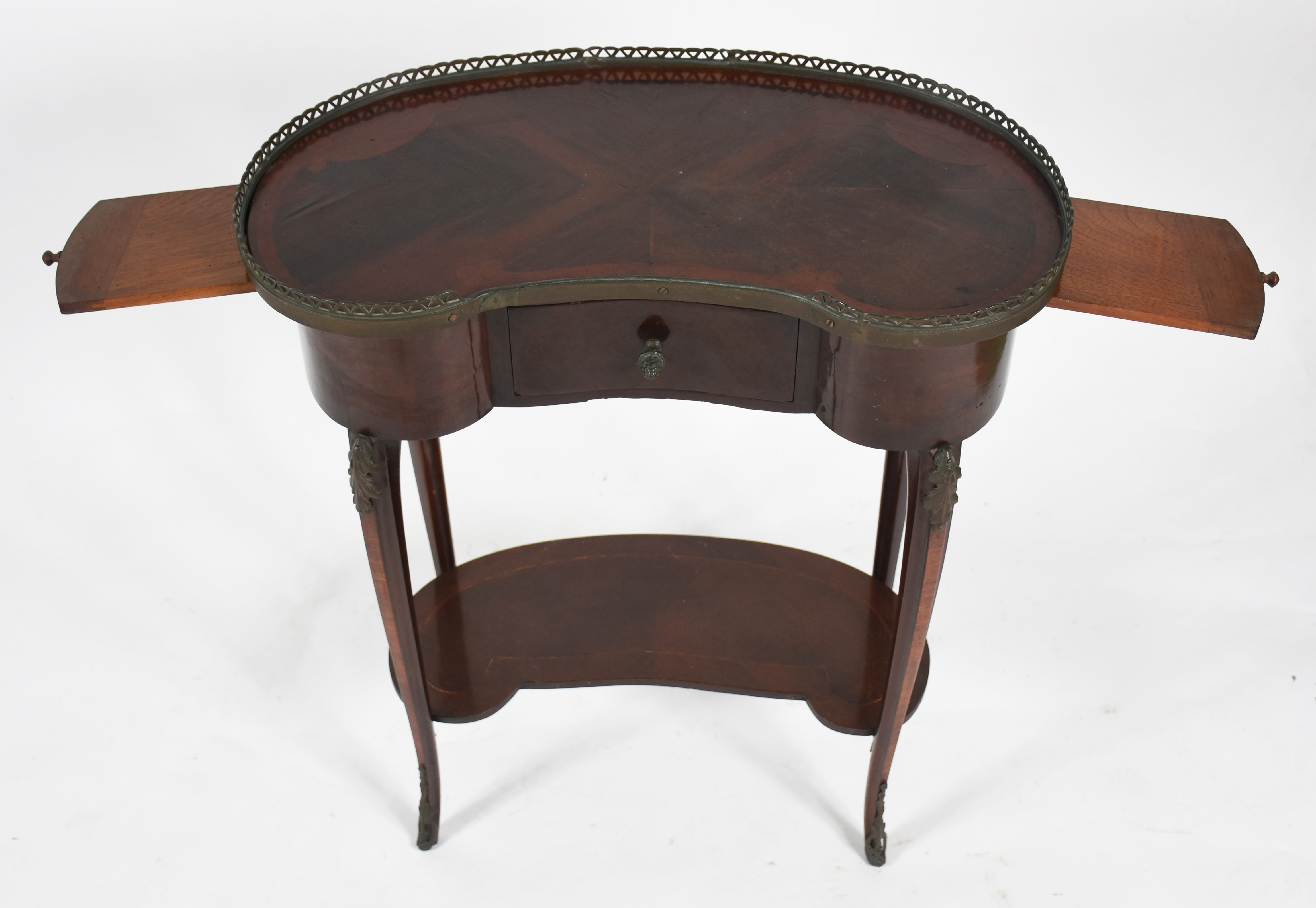 Mesa auxiliar no feitio "rim", grade de metal, uma gavetinha e platô... - foto 2 de 4