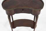 Mesa auxiliar no feitio "rim", grade de metal, ... - Mesa auxiliar no feitio "rim", grade de metal, uma gavetinha e platô inferior. Laterais com pequenas pranchas deslizantes.