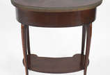Mesa auxiliar no feitio "rim", grade de metal, ... - Mesa auxiliar no feitio "rim", grade de metal, uma gavetinha e platô inferior. Laterais com pequenas pranchas deslizantes.