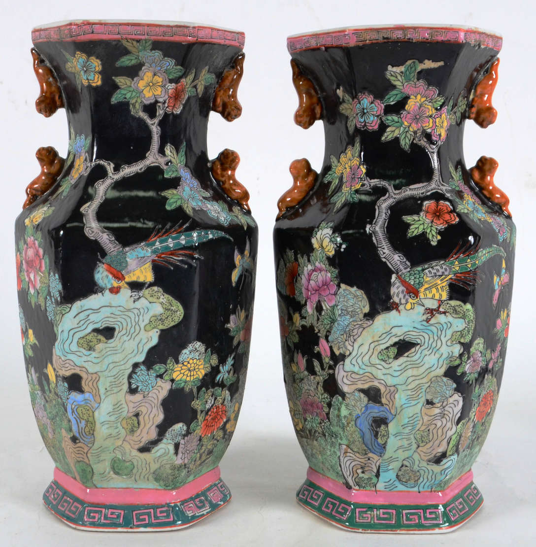 Par de Vasos – Faiança persa com decoração da “Família Negra Chinesa”... - foto 1 de 3