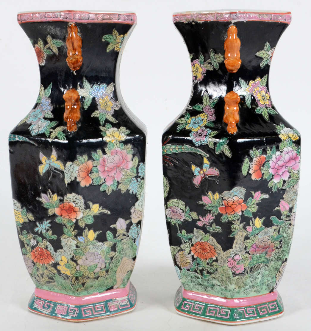 Par de Vasos – Faiança persa com decoração da “Família Negra Chinesa”... - foto 2 de 3