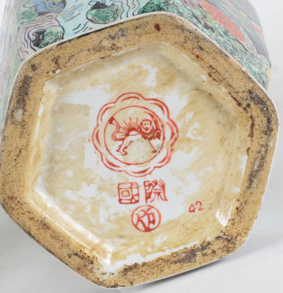 Par de Vasos – Faiança persa com decoração da “Família Negra Chinesa”... - foto 3 de 3