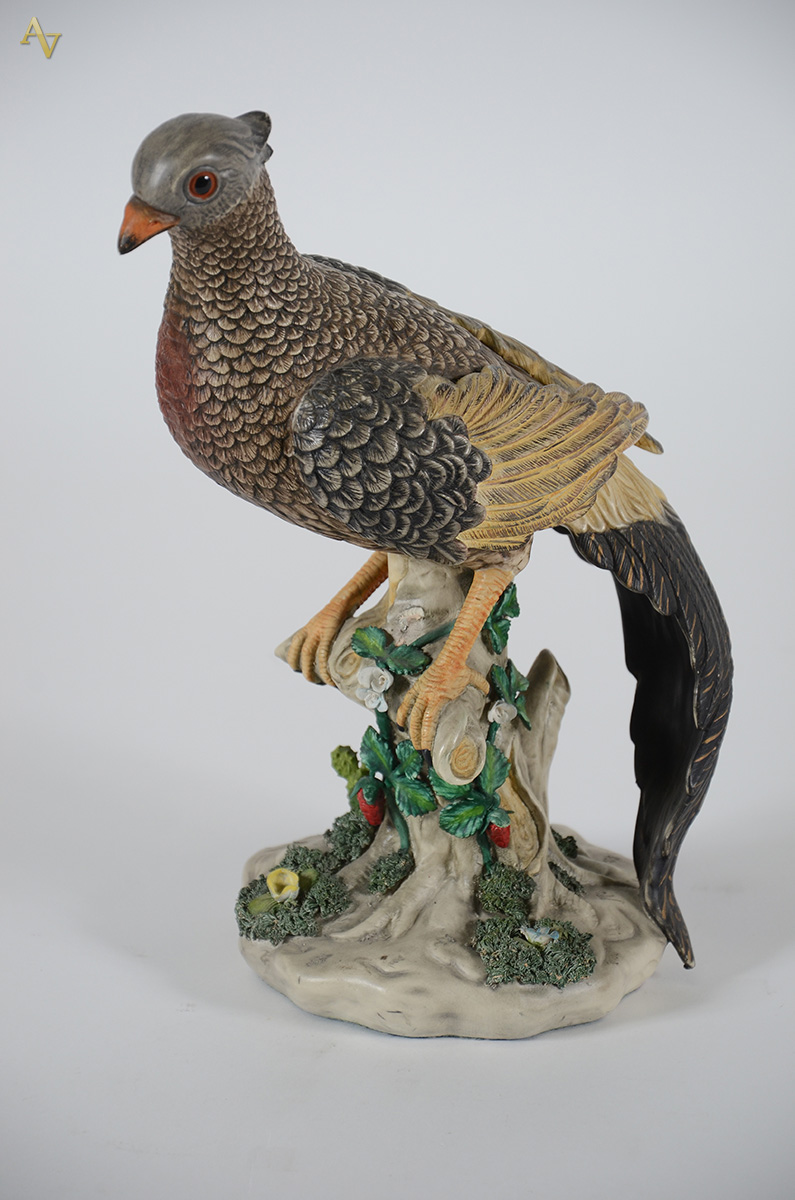 Escultura de faiança portuguesa representando pássaro. Altura 31 cm. - foto 1 de 2