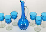 MURANO – Conjunto de jarra e seis copos de pé, ... - MURANO – Conjunto de jarra e seis copos de pé, tamanho para água, refresco refrigerante ou vinho  . Vidro azul e translúcido com detalhes em rel...