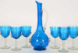 MURANO – Conjunto de jarra e seis copos de pé, ... - MURANO – Conjunto de jarra e seis copos de pé, tamanho para água, refresco refrigerante ou vinho  . Vidro azul e translúcido com detalhes em rel...