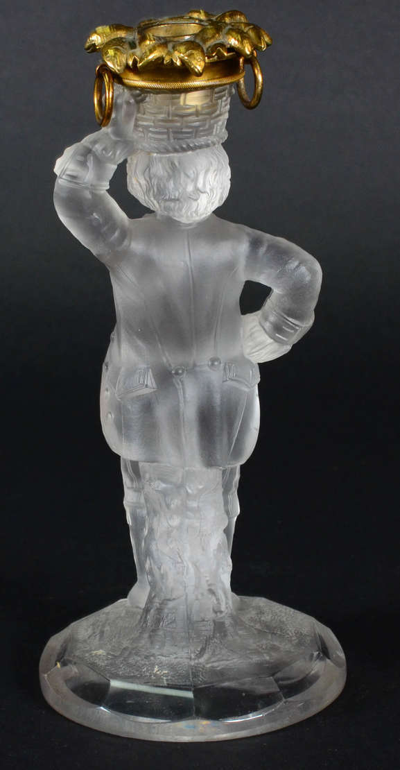 Cristal Baccarat – Castiçal de cristal satiné representando menino em... - foto 2 de 4