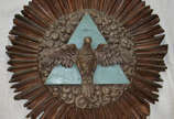 Arte Sacra – Espírito Santo – Placa de Madeira ... - Arte Sacra – Espírito Santo – Placa de Madeira esculpida, policromada e dourada com imagem do Divino ao centro do Triângulo que representa a San...