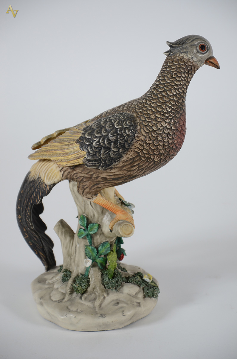 Escultura de faiança portuguesa representando pássaro. Altura 31 cm. - foto 2 de 2