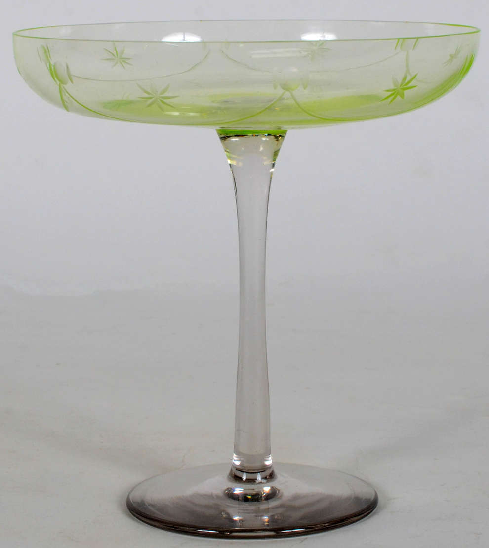 Frufeira de Pé – Cristal francês – Bojo no tom verde uralina e pé... - foto 1 de 3