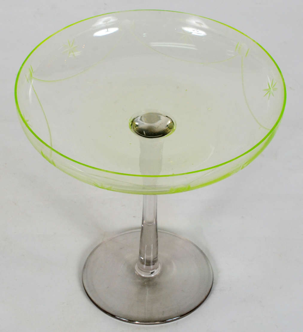 Frufeira de Pé – Cristal francês – Bojo no tom verde uralina e pé... - foto 2 de 3