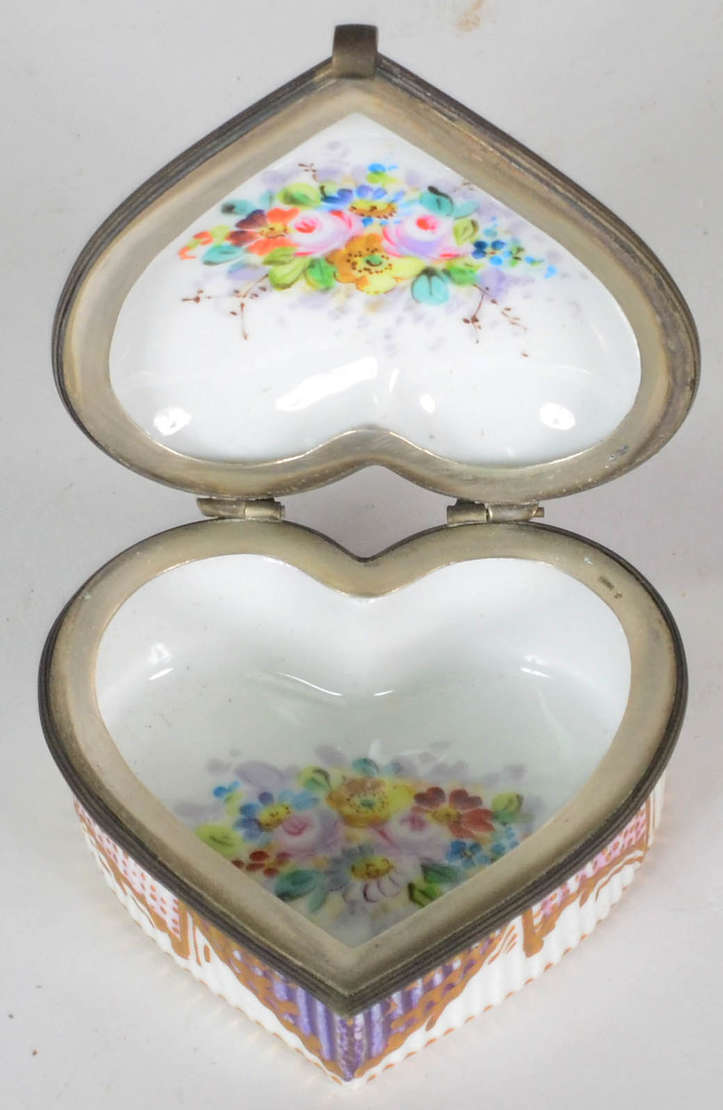 Caixa Coração – Porcelana de Sèvres – Decoração com cena campestre... - foto 2 de 3