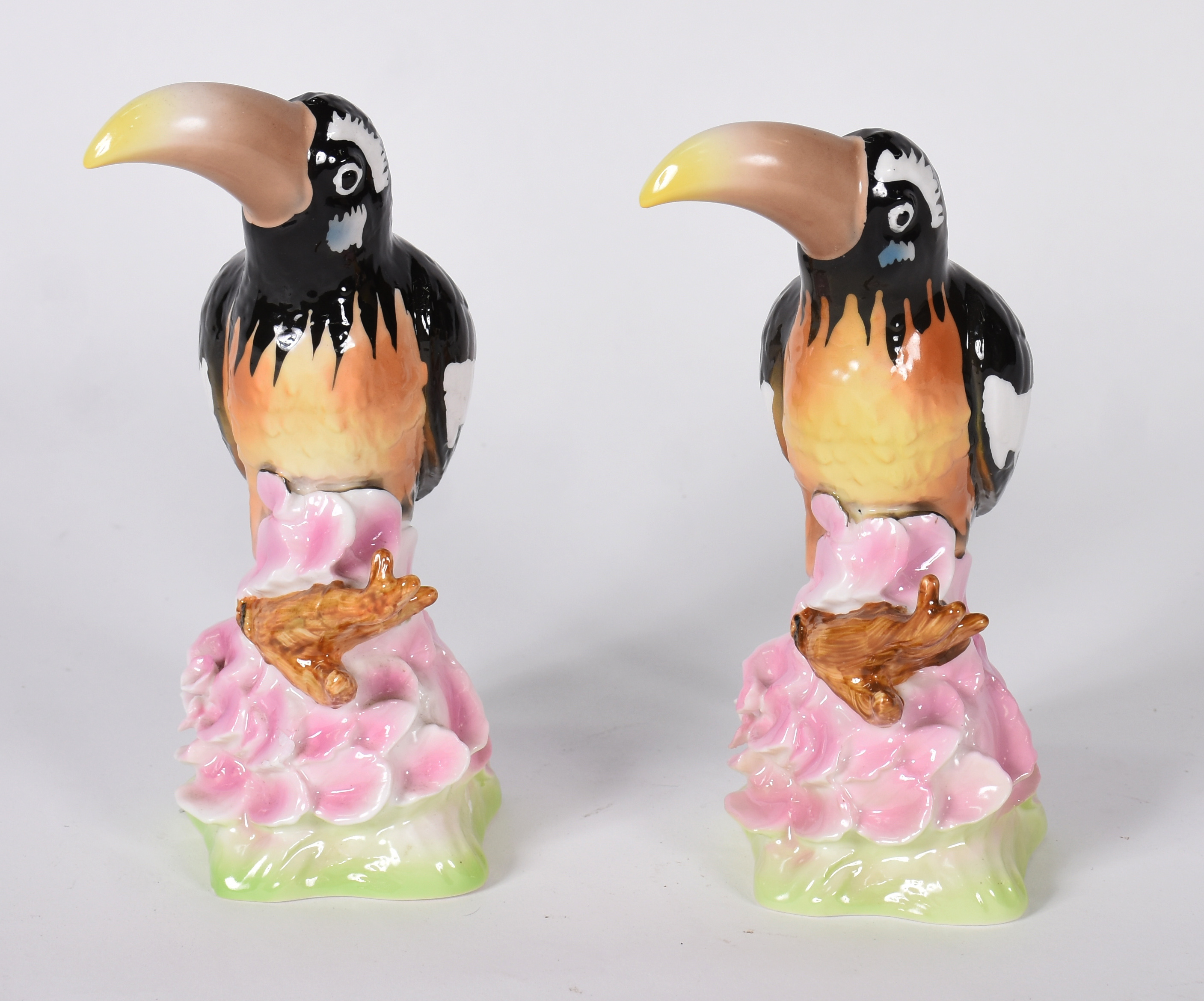 Dois tucanos de porcelana policromada . - foto 1 de 5
