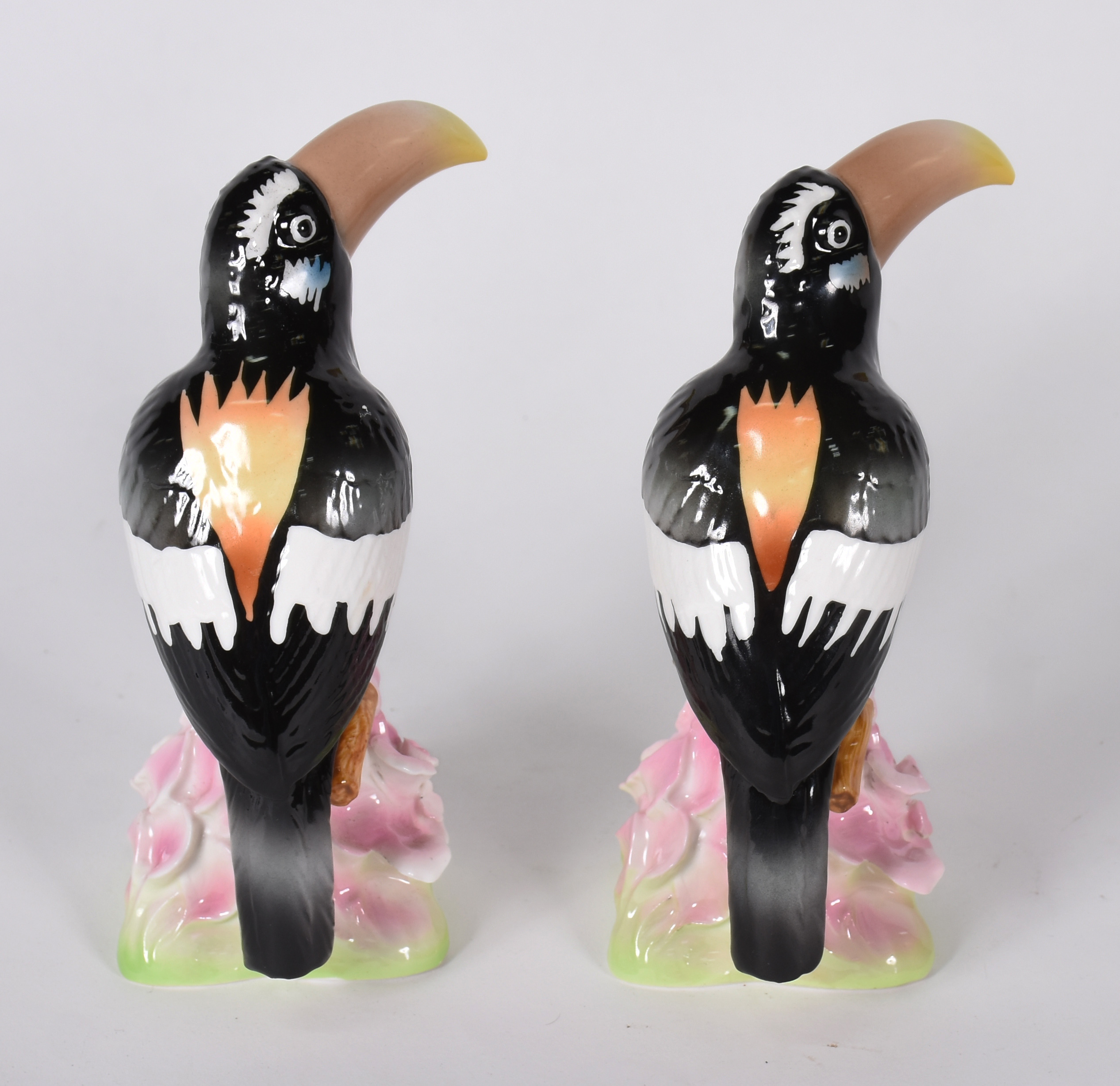 Dois tucanos de porcelana policromada . - foto 4 de 5