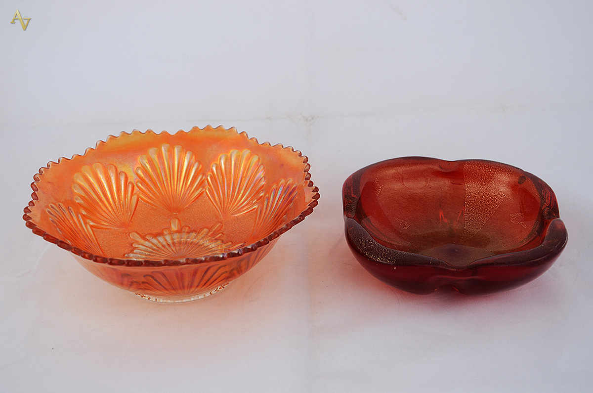 Duas peças, sendo cinzeiro de murano vermelho com pó de ouro...