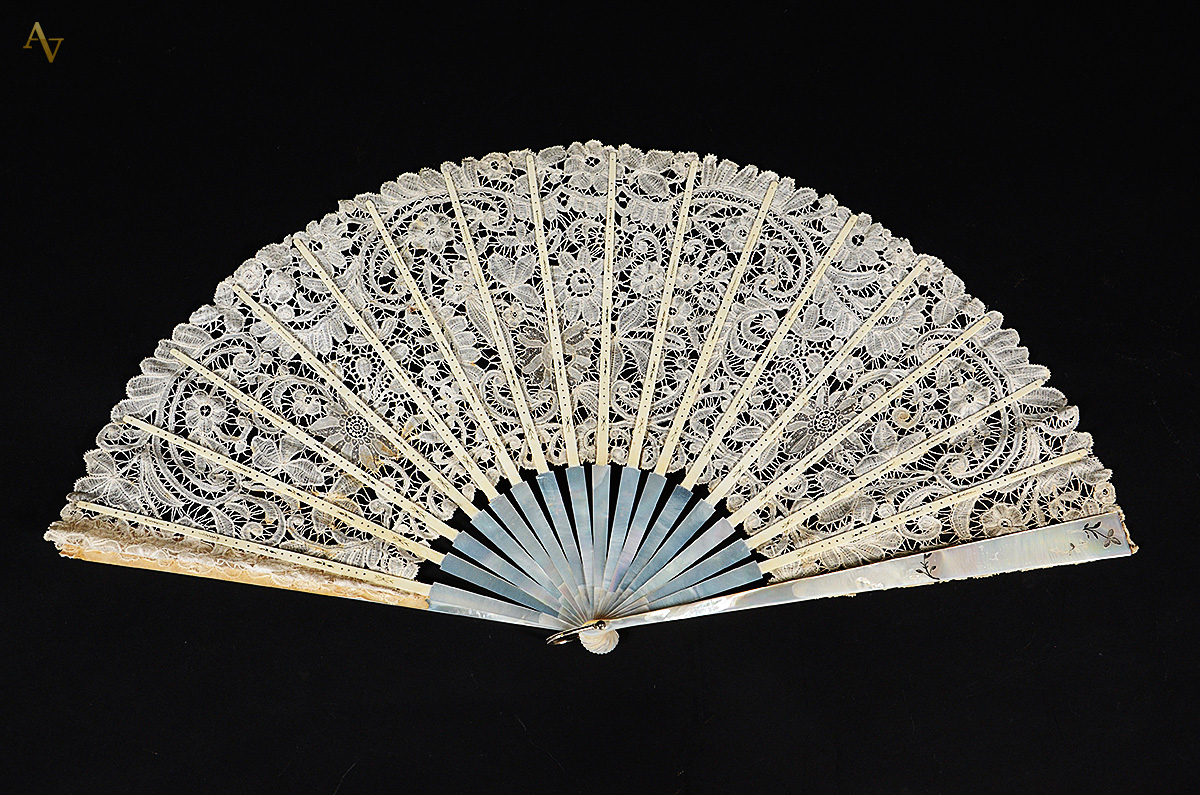 Leque de madrepérola com renda. Altura 35 cm (fechado).