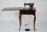 Máquina de costura Singer com gabinete de madei... - Máquina de costura Singer com gabinete de madeira. Medida mesa fechada 0,61 x 0,45 m e altura 0,81 m.