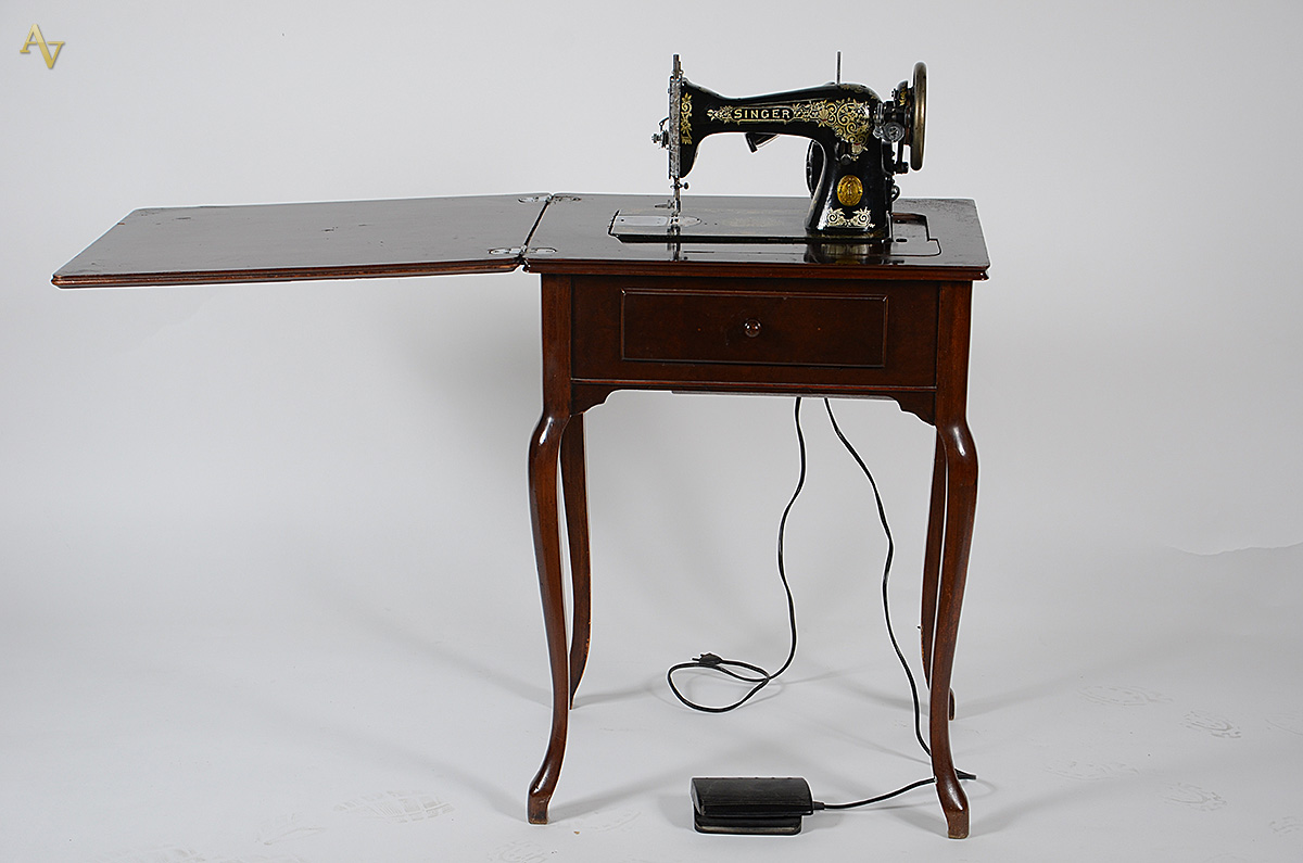 Máquina de costura Singer com gabinete de madeira. Medida mesa... - foto 1 de 6
