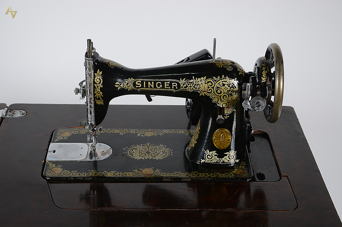Máquina de costura Singer com gabinete de madeira. Medida mesa... - foto 3 de 6