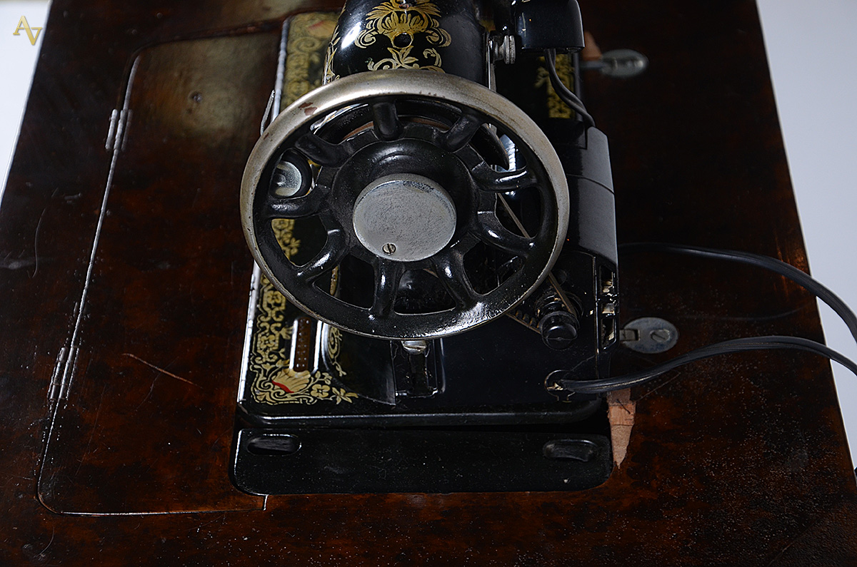Máquina de costura Singer com gabinete de madeira. Medida mesa... - foto 4 de 6