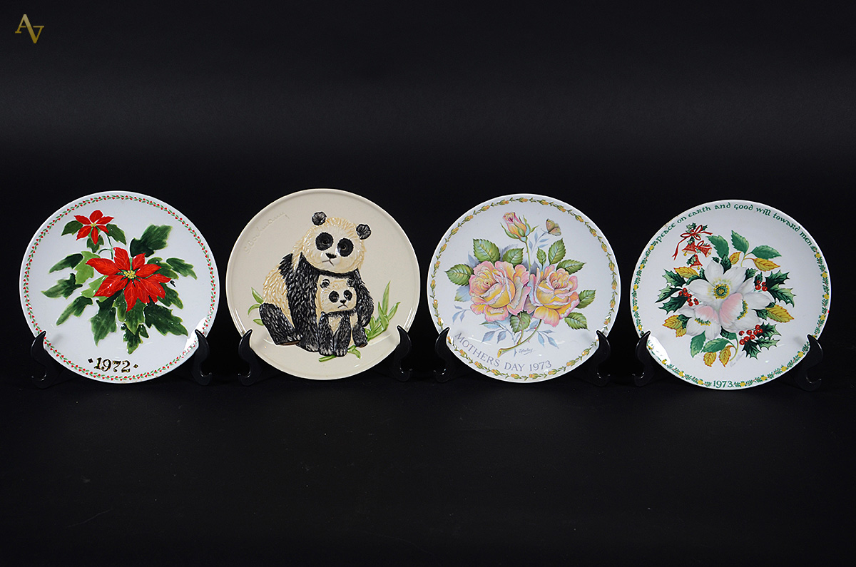 Quatro pratos de porcelana de coleções limitadas com decorações... - foto 1 de 3