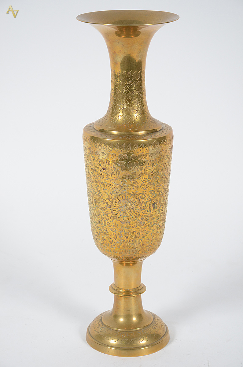 Vaso de metal dourado indiano. Altura 45 m.