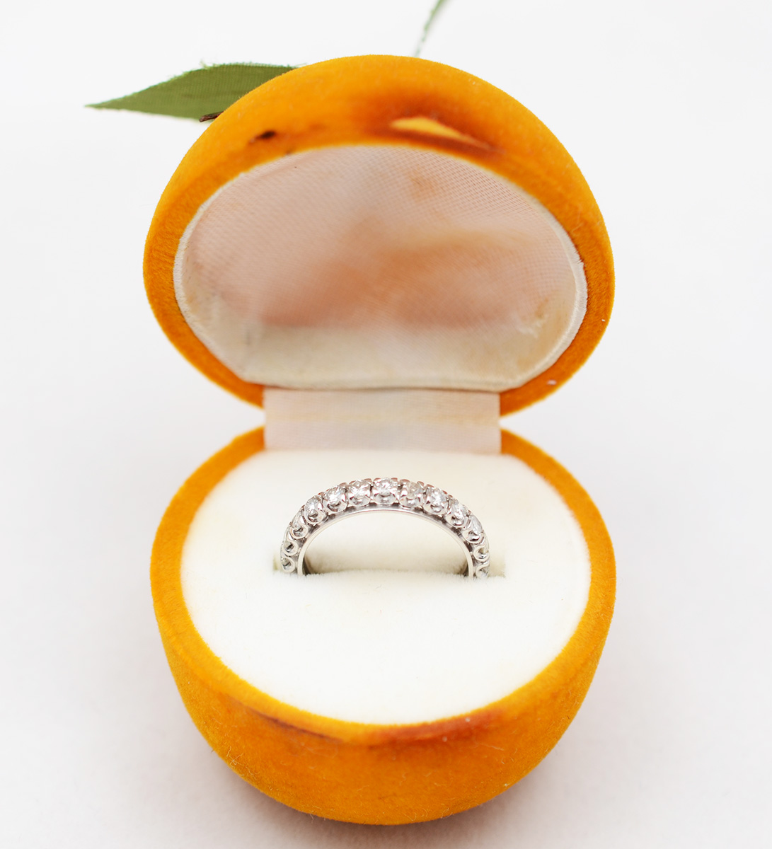 Aliança completa em ouro branco com aproximadamente 1.30 ct de... - foto 2 de 2