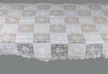 Toalha de mesa com bordados e rendas na cor bra... - Toalha de mesa com bordados e rendas na cor branca .