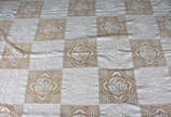 Toalha de mesa com bordados e rendas na cor bra... - Toalha de mesa com bordados e rendas na cor branca .