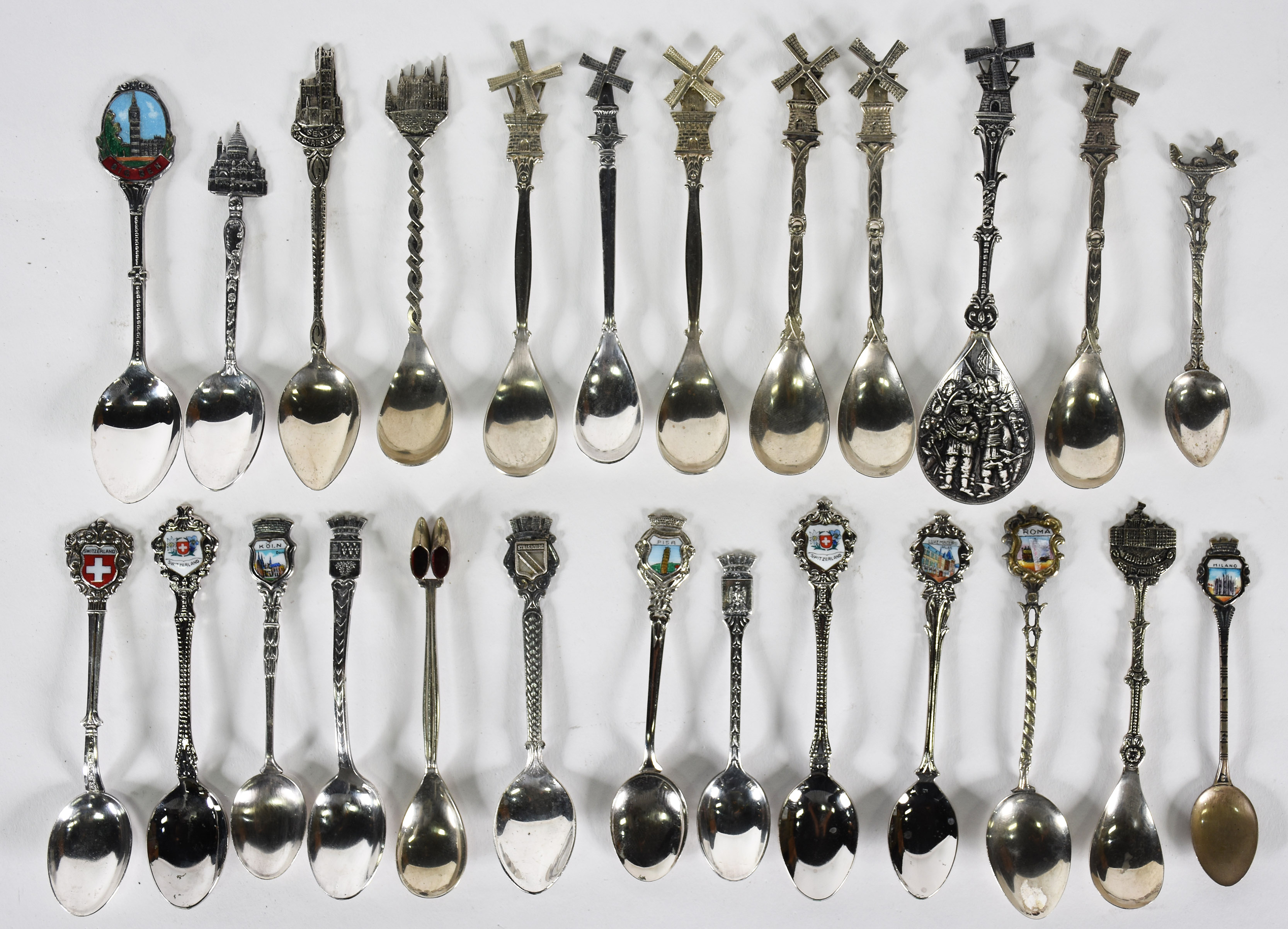 Coleção com Vinte e cinco colheres de metal , lembranças de viagens. - foto 1 de 4
