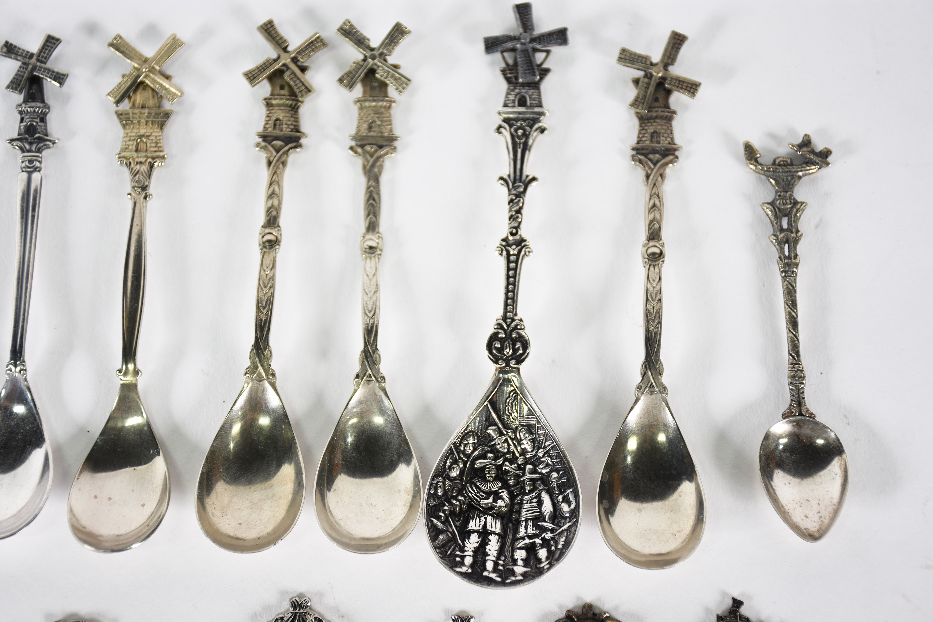 Coleção com Vinte e cinco colheres de metal , lembranças de viagens. - foto 3 de 4