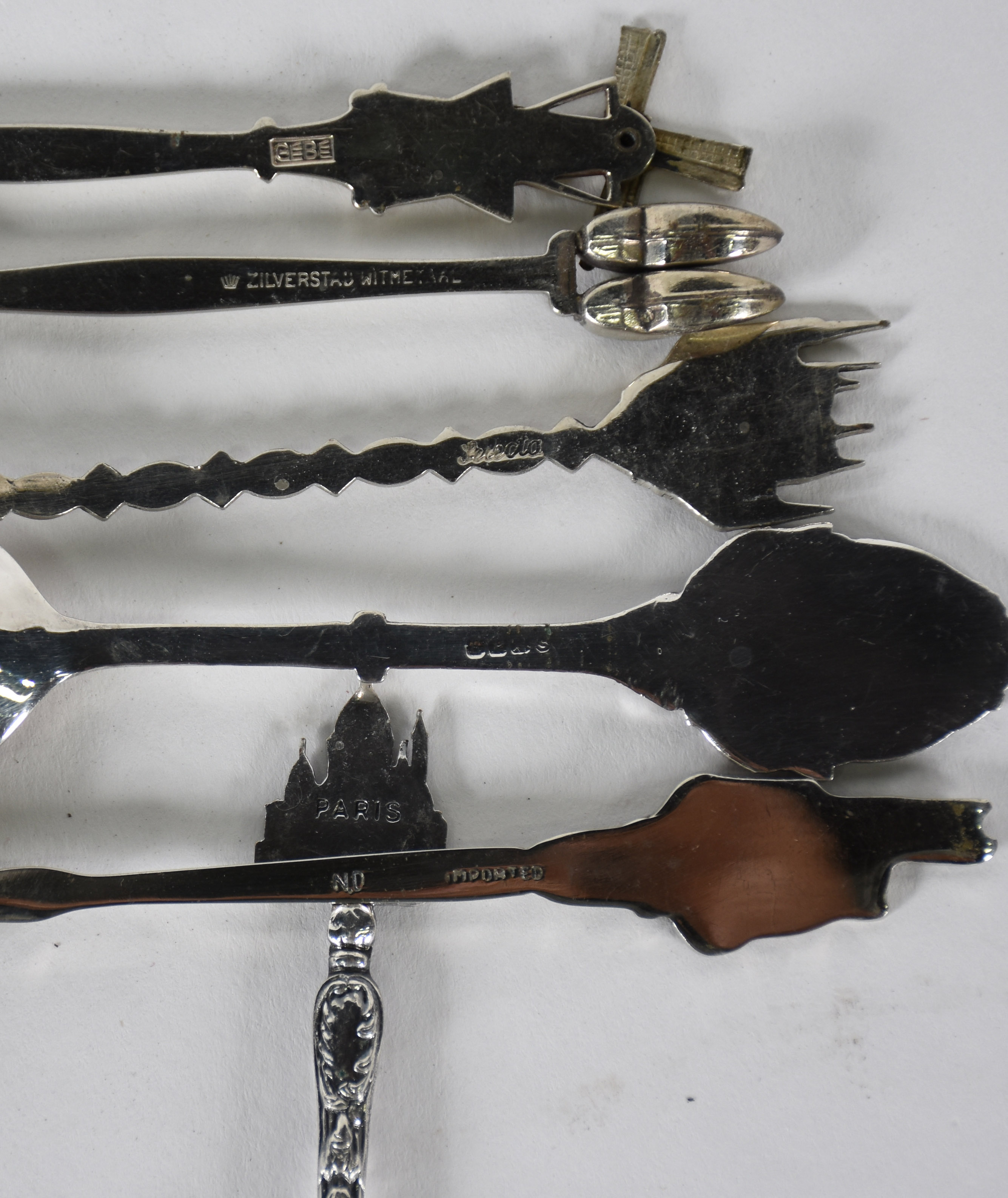 Coleção com Vinte e cinco colheres de metal , lembranças de viagens. - foto 4 de 4