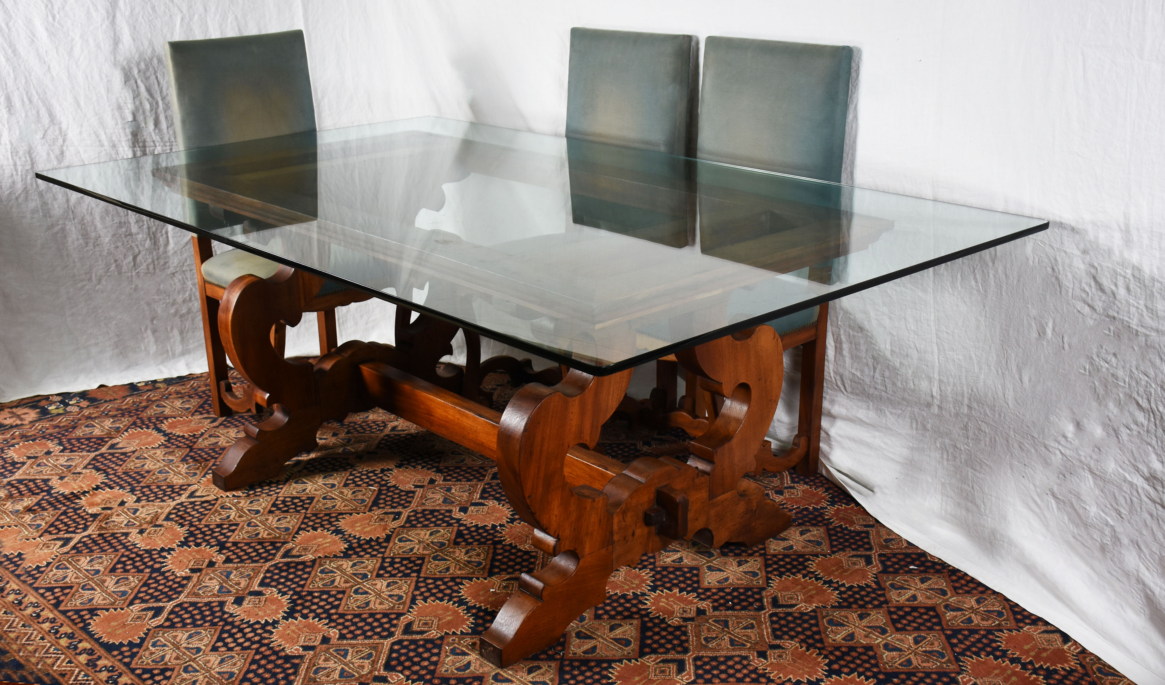 Mesa de jantar com base de madeira nobre e tampo de vidro, acompanham... - foto 2 de 4