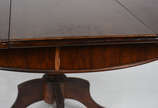 Mesa redonda de madeira nobre ( com tábua exten... - Mesa redonda de madeira nobre ( com tábua extensora de 39 cm ), apoio em coluna central terminando em 4 pernas recurvas. (faltando lasca do folh...