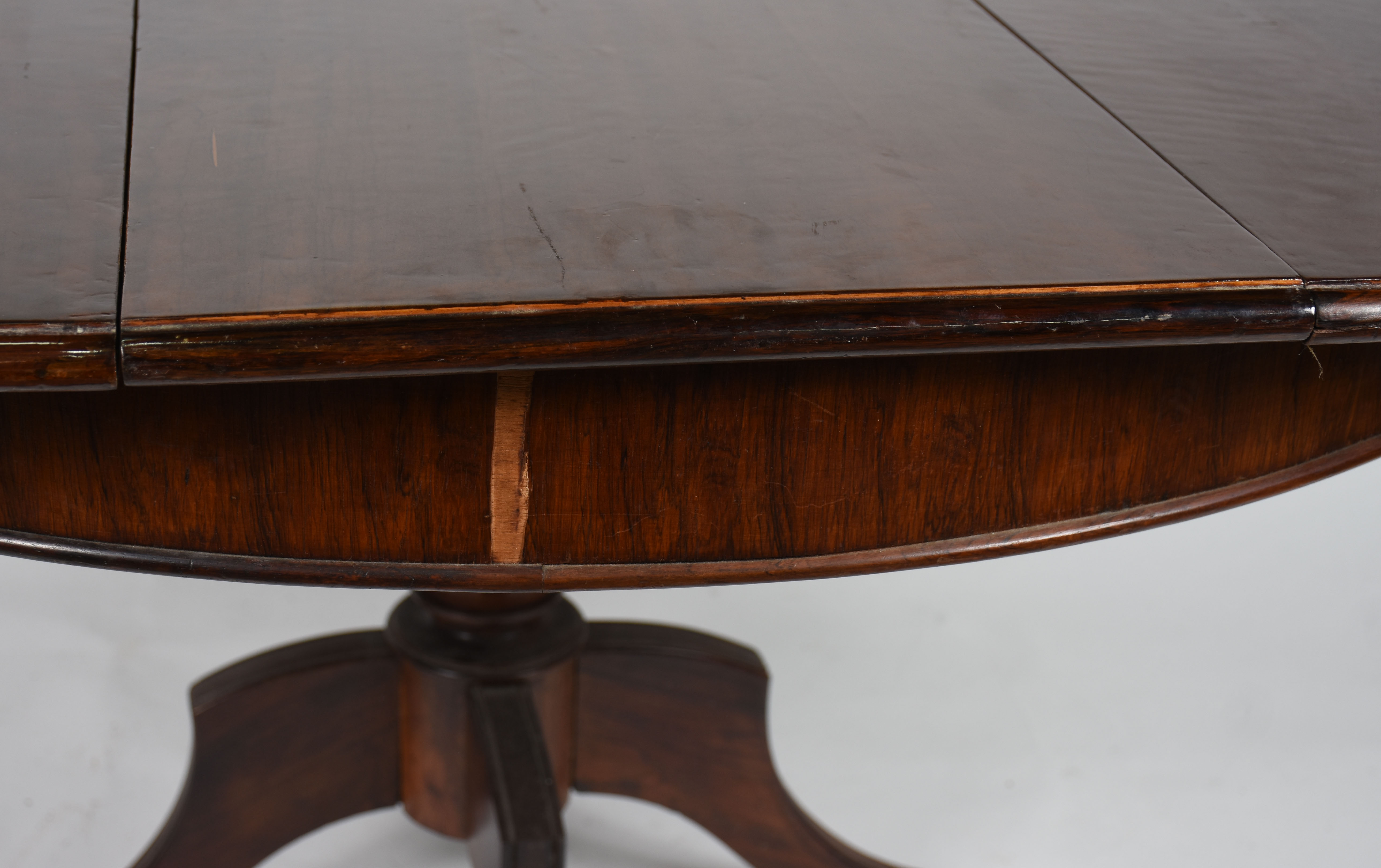Mesa redonda de madeira nobre ( com tábua extensora de 39 cm ), apoio... - foto 4 de 6