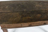 Mesa  mineira de madeira nobre com 1 gaveta, pu... - Mesa  mineira de madeira nobre com 1 gaveta, puxadores em forma de argolas de metal (gaveta falsa num dos lados) .  (tampo com rachaduras)