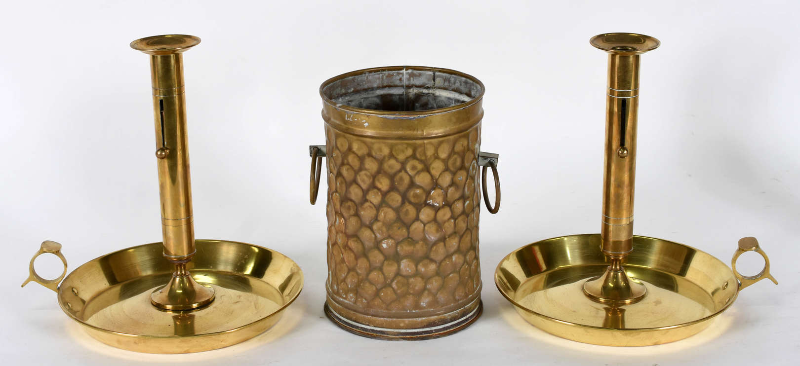 Três peças , sendo lixeira de metal dourado e Par de castiçais de... - foto 1 de 3