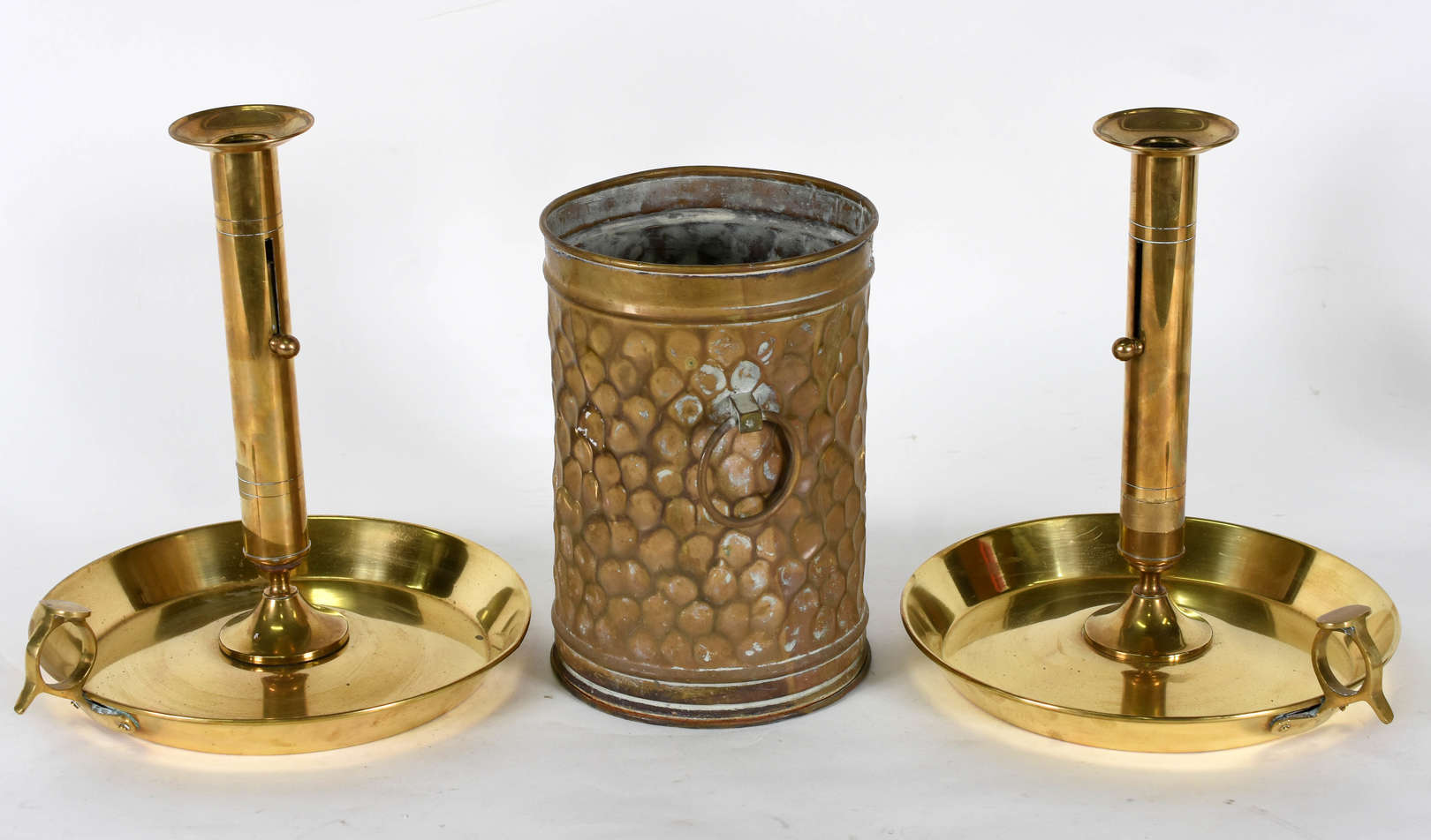 Três peças , sendo lixeira de metal dourado e Par de castiçais de... - foto 2 de 3