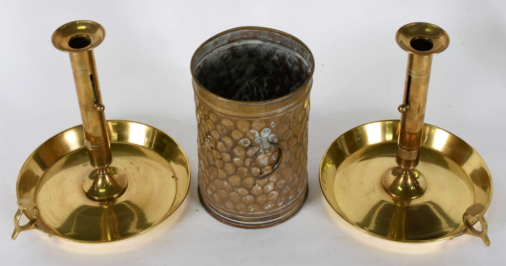 Três peças , sendo lixeira de metal dourado e Par de castiçais de... - foto 3 de 3