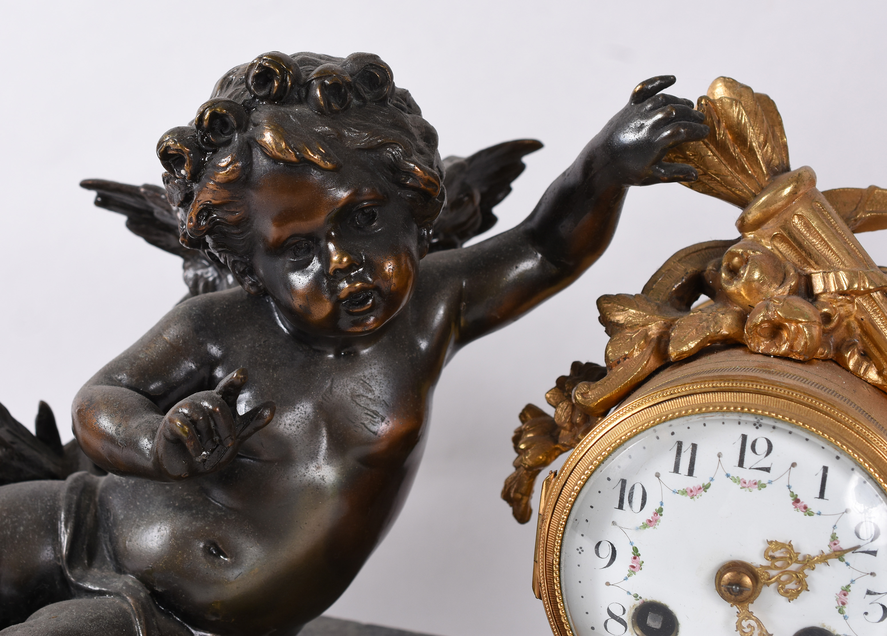 Terno “Art Nouveau” – Relógio, marca Pendula Paris, com duas ânforas... - foto 2 de 8