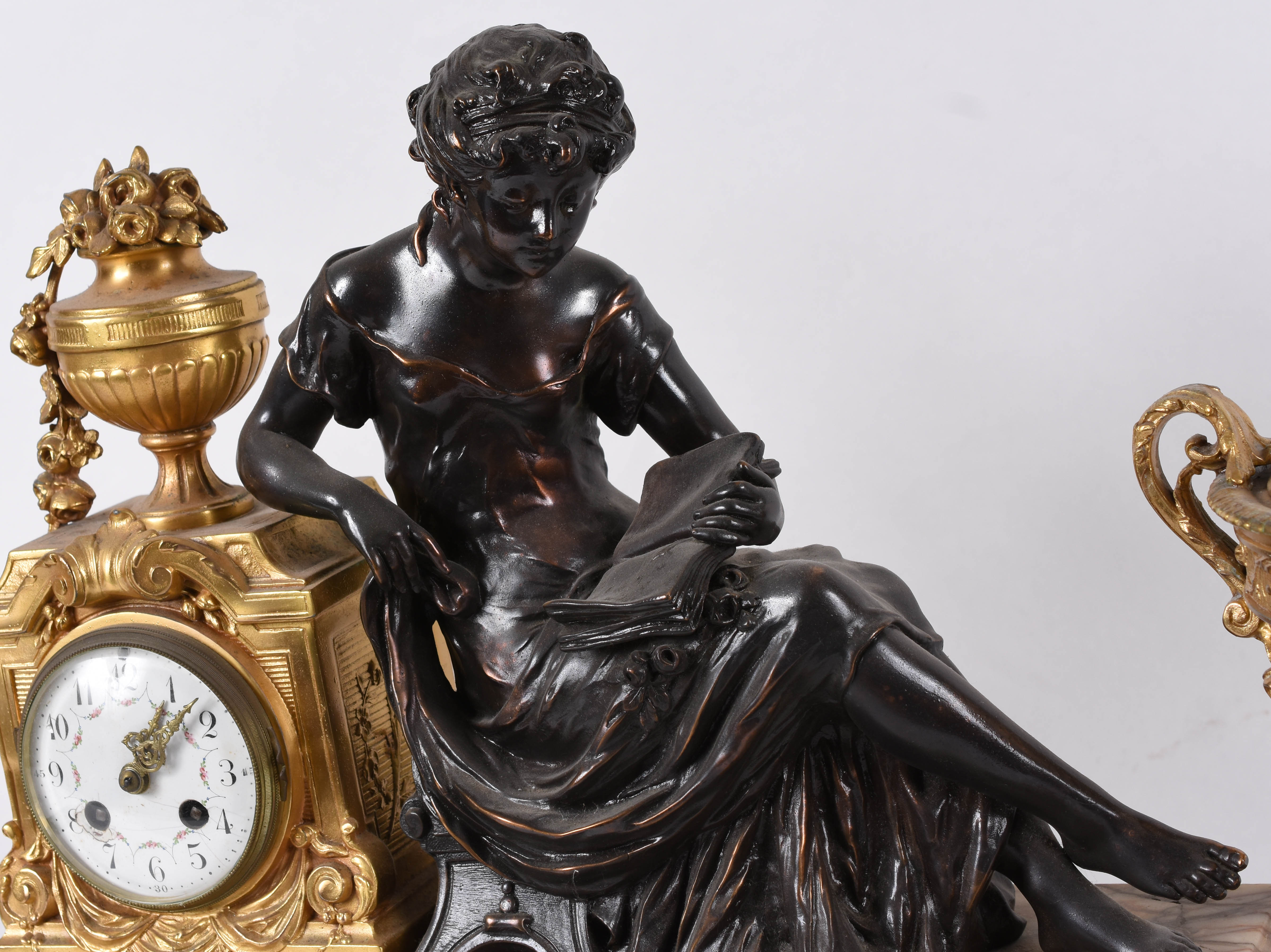 Terno “Art Nouveau” – Relógio marca Pendula Paris, com duas ânforas... - foto 2 de 5