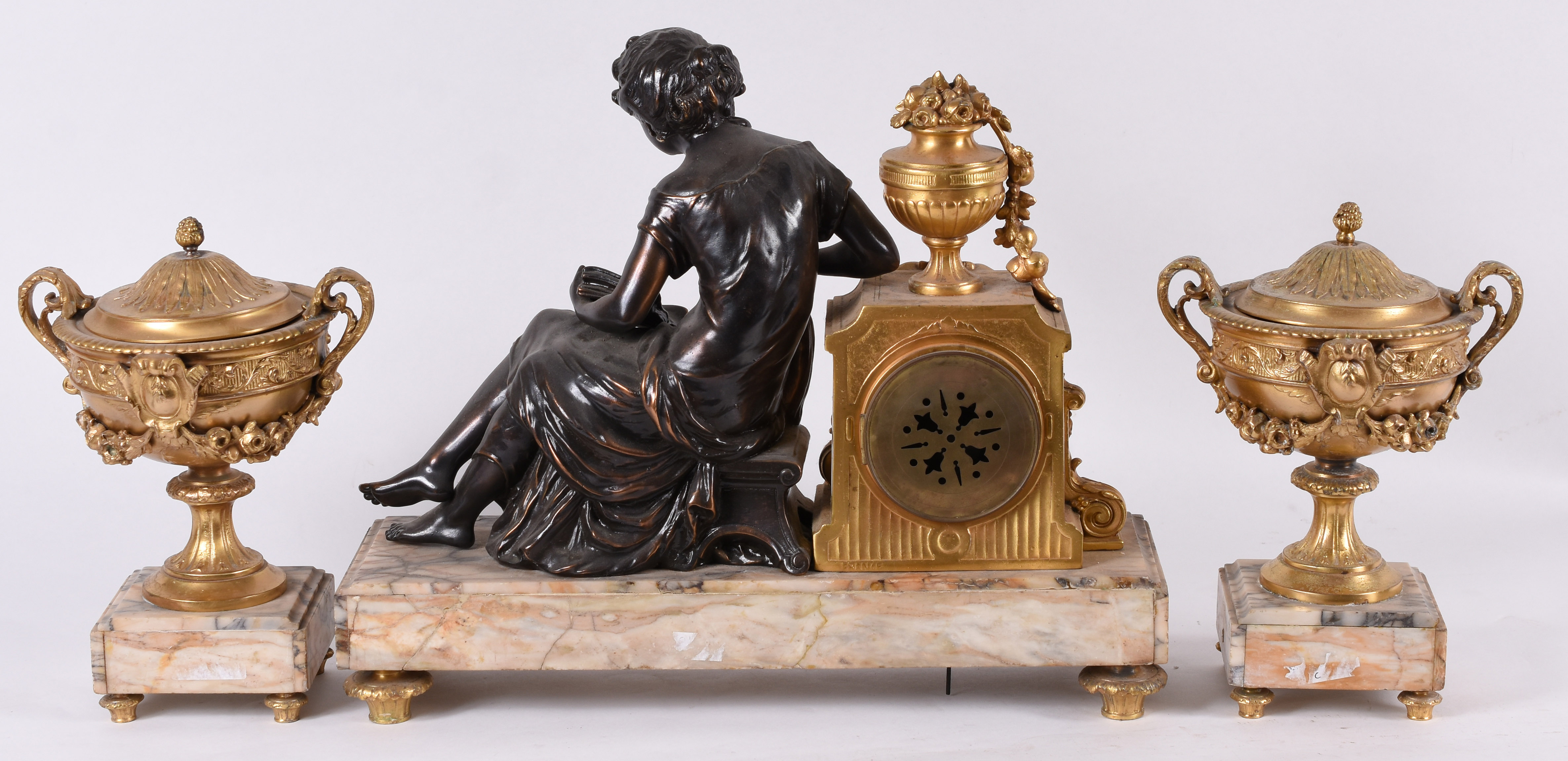 Terno “Art Nouveau” – Relógio marca Pendula Paris, com duas ânforas... - foto 3 de 5