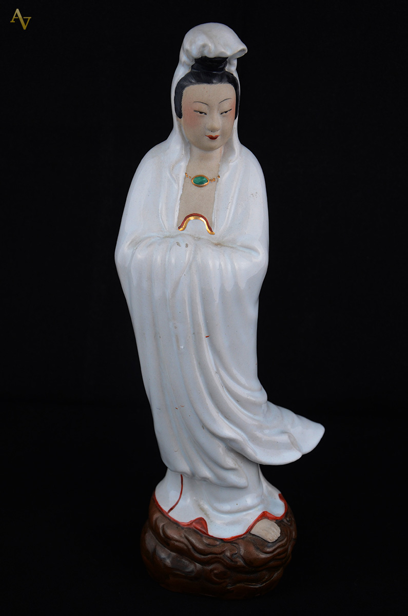 Escultura de porcelana representando gueixa. Altura 31 cm. - foto 1 de 2