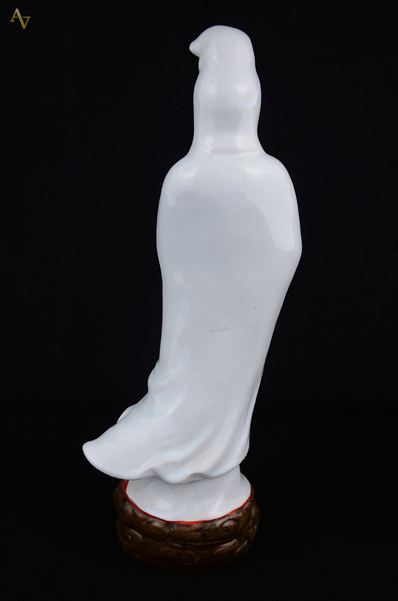 Escultura de porcelana representando gueixa. Altura 31 cm. - foto 2 de 2