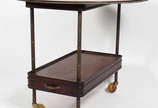 Carrinho de chá de madeira nobre, abas laterais... - Carrinho de chá de madeira nobre, abas laterais, platô inferior com gaveta,  colunas de metal dourado . Sobre rodízios.